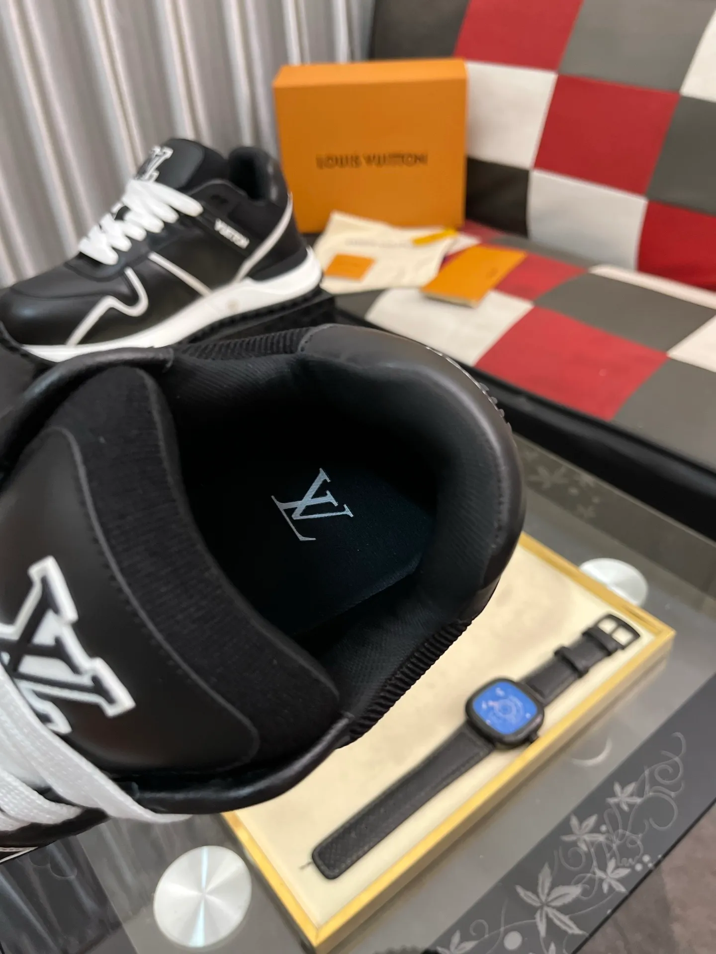 Men's Men's Shoes 💰760⌚️⌚️LV Classic men's sneakers are shipped. Lightweight thick-soled chubby bread shoes, super versatile and multiple styles are coming! This sneaker is made of smooth cowhide punching and grained cowhide stitching to create an elegant design. Grained cowhide is stitched with technical mesh, and smooth cowhide and grained cowhide are combined in multiple styles. The color is classic and versatile, and it can be easily integrated into various styles. The eye-catching LV letters are marked on the side of the shoe, the tongue is decorated with LV embroidered letter web logo, the brand logo is screen-printed on the heel, and the lightweight rubber outsole is embellished with Vuitton's personalized logo. The fabric-lined foot pads make your feet fashionable, handsome and versatile! Comes with full original packaging! Size: 35-46 (40 for women, 38.45.46 for men, customized)